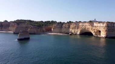 Portekiz 'in güney bölgesindeki kayaların ve uçurumların güzel insansız hava aracı görüntüsü. Algarve, mavi okyanusu ve muhteşem manzaralarıyla Portekiz 'in en turistik ve manzaralı yerlerinden biridir..