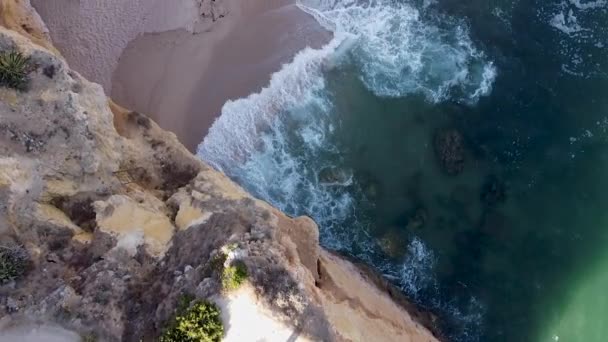 ポルトガル南部の岩や崖の美しいドローンの空中ビュー アルガルヴェは 彼の青い海と素晴らしい風景とポルトガルで最も観光と景勝地の一つです — ストック動画