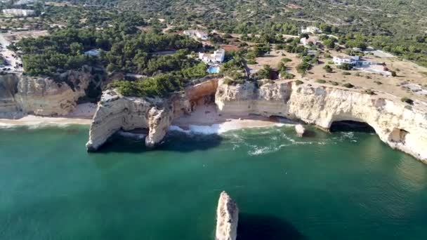 Krásný Bezpilotní Výhled Skály Útesy Jižní Části Portugalska Algarve Jedním — Stock video