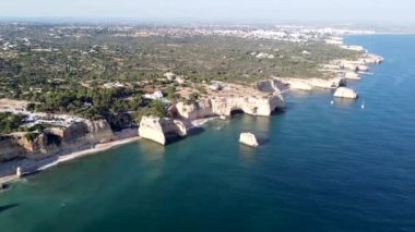 Portekiz 'in güney bölgesindeki kayaların ve uçurumların güzel insansız hava aracı görüntüsü. Algarve, mavi okyanusu ve muhteşem manzaralarıyla Portekiz 'in en turistik ve manzaralı yerlerinden biridir..