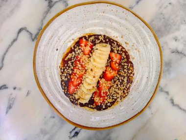 Çikolata, taze çilek ve muz ve sağlıklı kahvaltı konseptiyle servis edilen ev yapımı lezzetli krep.