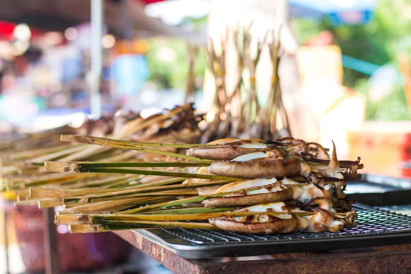 Gegrilde Inktvissen Barbecuewijze Een Aziatische Markt Tijdens Zomerdag Altijd Dit — Stockfoto