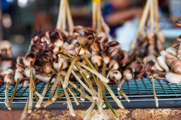 Özellikle Asya 'daki markette taze balık yiyeceği. Canlı mor renkte ızgara ahtapot..