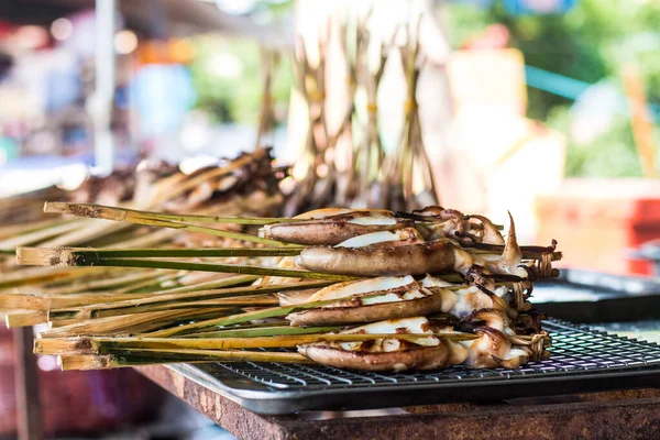 Calamari Alla Griglia Modo Barbecue Mercato Asiatico Durante Giornata Estiva — Foto Stock