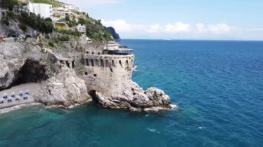 Amalfi sahil yolunun güzel hava manzarası. Amalfi Sahili, bölge ve İtalya için her yıl binlerce turistin katıldığı popüler bir turizm beldesi. 1997 yılında, Amalfi Sahili UNESCO Dünya Mirası Listesi olarak listelendi.