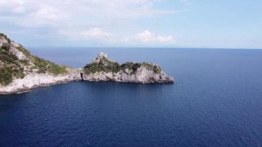 Amalfi sahil yolunun güzel hava manzarası. Amalfi Sahili, bölge ve İtalya için her yıl binlerce turistin katıldığı popüler bir turizm beldesi. 1997 yılında, Amalfi Sahili UNESCO Dünya Mirası Listesi olarak listelendi.