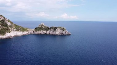 Amalfi sahil yolunun güzel hava manzarası. Amalfi Sahili, bölge ve İtalya için her yıl binlerce turistin katıldığı popüler bir turizm beldesi. 1997 yılında, Amalfi Sahili UNESCO Dünya Mirası Listesi olarak listelendi.