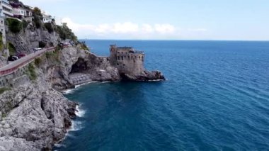 Amalfi sahil yolunun güzel hava manzarası. Amalfi Sahili, bölge ve İtalya için her yıl binlerce turistin katıldığı popüler bir turizm beldesi. 1997 yılında, Amalfi Sahili UNESCO Dünya Mirası Listesi olarak listelendi.