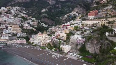 Amalfi sahil yolunun güzel hava manzarası. Amalfi Sahili, bölge ve İtalya için her yıl binlerce turistin katıldığı popüler bir turizm beldesi. 1997 yılında, Amalfi Sahili UNESCO Dünya Mirası Listesi olarak listelendi.