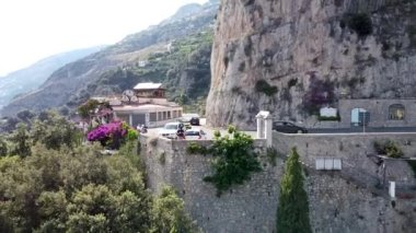 Amalfi sahil yolunun güzel hava manzarası. Amalfi Sahili, bölge ve İtalya için her yıl binlerce turistin katıldığı popüler bir turizm beldesi. 1997 yılında, Amalfi Sahili UNESCO Dünya Mirası Listesi olarak listelendi.