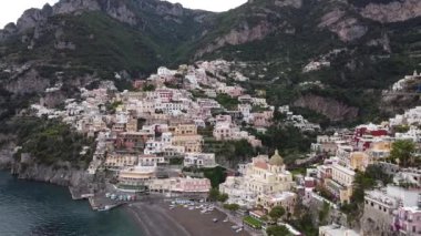 Amalfi sahil yolunun güzel hava manzarası. Amalfi Sahili, bölge ve İtalya için her yıl binlerce turistin katıldığı popüler bir turizm beldesi. 1997 yılında, Amalfi Sahili UNESCO Dünya Mirası Listesi olarak listelendi.