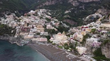 Amalfi sahil yolunun güzel hava manzarası. Amalfi Sahili, bölge ve İtalya için her yıl binlerce turistin katıldığı popüler bir turizm beldesi. 1997 yılında, Amalfi Sahili UNESCO Dünya Mirası Listesi olarak listelendi.