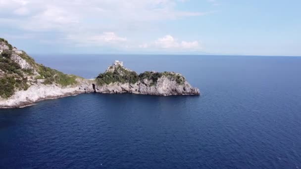 Amalfi海岸道路の美しい航空ビュー アマルフィ海岸は地域とイタリア全体のための人気のある観光地であり 毎年何千人もの観光客を集めています 1997年 アマルフィ海岸はユネスコの世界遺産に登録された — ストック動画
