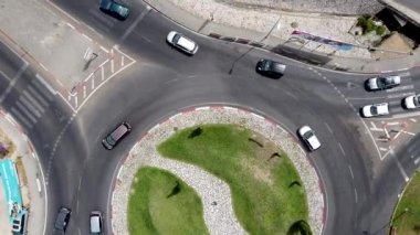 Lizbon, Portekiz 'de otoyolun ve kavşağın trafik ve arabalarla çevrili güzel hava görüntüsü. 