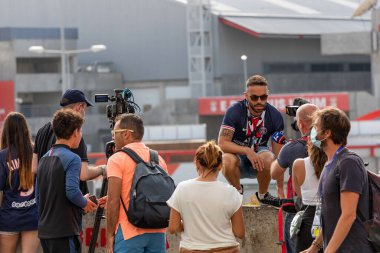 Lizbon / Portekiz: 12 / 08 / 2020: Atalanta ve Paris 'in futbol taraftarları, Şampiyonlar Ligi final çeyreğinden önce takımları kutluyorlar. COVID-19 durumunda desteklerini vermenin yollarını arıyorlar. 
