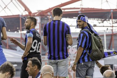 Lizbon / Portekiz: 12 / 08 / 2020: Atalanta ve Paris 'in futbol taraftarları, Şampiyonlar Ligi final çeyreğinden önce takımları kutluyorlar. COVID-19 durumunda desteklerini vermenin yollarını arıyorlar. 