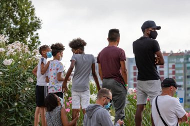 Lizbon / Portekiz: 12 / 08 / 2020: Atalanta ve Paris 'in futbol taraftarları, Şampiyonlar Ligi final çeyreğinden önce takımları kutluyorlar. COVID-19 durumunda desteklerini vermenin yollarını arıyorlar. 