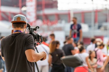 Lizbon / Portekiz: 12 / 08 / 2020: Atalanta ve Paris 'in futbol taraftarları, Şampiyonlar Ligi final çeyreğinden önce takımları kutluyorlar. COVID-19 durumunda desteklerini vermenin yollarını arıyorlar. 