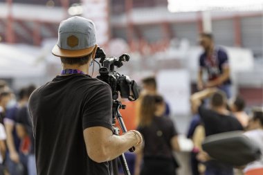 Lizbon / Portekiz: 12 / 08 / 2020: Atalanta ve Paris 'in futbol taraftarları, Şampiyonlar Ligi final çeyreğinden önce takımları kutluyorlar. COVID-19 durumunda desteklerini vermenin yollarını arıyorlar. 