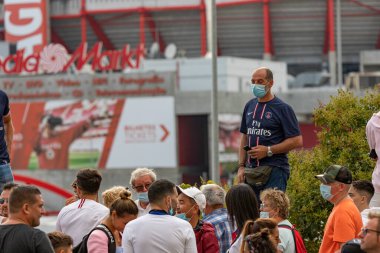 Lizbon / Portekiz: 12 / 08 / 2020: Atalanta ve Paris 'in futbol taraftarları, Şampiyonlar Ligi final çeyreğinden önce takımları kutluyorlar. COVID-19 durumunda desteklerini vermenin yollarını arıyorlar. 