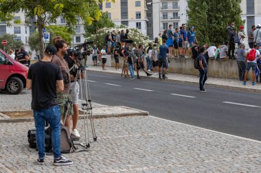 Lizbon / Portekiz: 12 / 08 / 2020: Atalanta ve Paris 'in futbol taraftarları, Şampiyonlar Ligi final çeyreğinden önce takımları kutluyorlar. COVID-19 durumunda desteklerini vermenin yollarını arıyorlar. 
