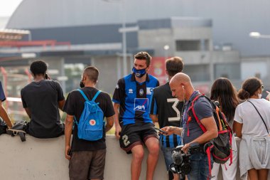 Lizbon / Portekiz: 12 / 08 / 2020: Atalanta ve Paris 'in futbol taraftarları, Şampiyonlar Ligi final çeyreğinden önce takımları kutluyorlar. COVID-19 durumunda desteklerini vermenin yollarını arıyorlar. 