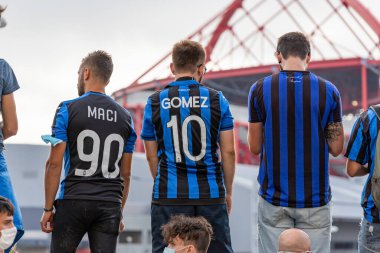 Lizbon / Portekiz: 12 / 08 / 2020: Atalanta ve Paris 'in futbol taraftarları, Şampiyonlar Ligi final çeyreğinden önce takımları kutluyorlar. COVID-19 durumunda desteklerini vermenin yollarını arıyorlar. 