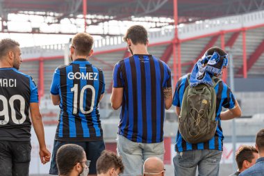 Lizbon / Portekiz: 12 / 08 / 2020: Atalanta ve Paris 'in futbol taraftarları, Şampiyonlar Ligi final çeyreğinden önce takımları kutluyorlar. COVID-19 durumunda desteklerini vermenin yollarını arıyorlar. 