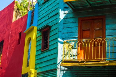 BUENOS AIRES / ARGENTINA - 05 / 04 / 2019: Arjantin 'in ünlü Caminito semtindeki renkli eski binalar