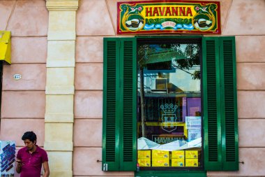 BUENOS AIRES / ARGENTINA - 05 / 04 / 2019: Arjantin 'in Caminito kentinde Havana barının yanında bekleyen adam