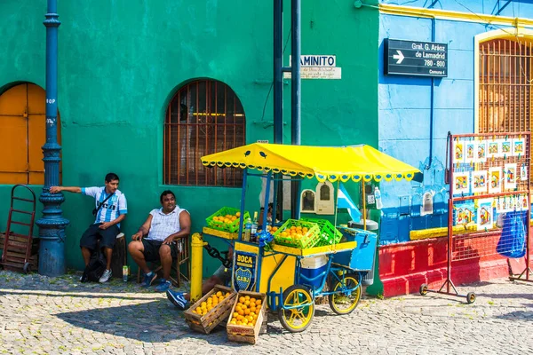 Buenos Aires Argentina 2019 Gente Relaja Sentada Lado Mercado Callejero —  Fotos de Stock