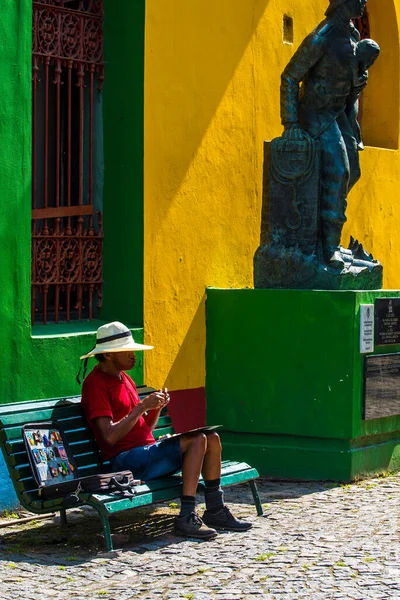 Buenos Aires Argentina 2019 Mensen Zitten Rond Kleurrijke Italiaanse Wijk — Stockfoto