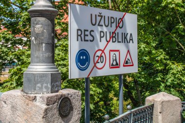 Vilnius, Litvanya - 08 Temmuz 2019: Vilnius Uzupis Republic ve hoş geldin işareti. Litvanya 'nın en popüler turistik yerlerinden biri..