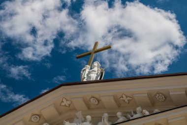 Vilnius / Litvanya: 08 / 08 / 2019: Vilnius Katedrali 'nin tepesi Litvanya' nın ana Katolik Katedrali. Litvanya 'daki Katolik ruhani hayatının kalbidir..