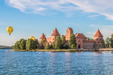 TRAKAI / LITHUANIA: 09 / 07 / 2019: Trakai Tarihi Parkının Renkli Manzarası, UNESCO dünya mirası sahası, güzel bir yaz gününde. Trakai Adası Kalesi, Galve Gölü 'nün berrak sularına yansıyor..