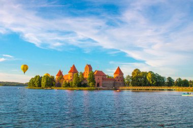 TRAKAI / LITHUANIA: 09 / 07 / 2019: Trakai Tarihi Parkının Renkli Manzarası, UNESCO dünya mirası sahası, güzel bir yaz gününde. Trakai Adası Kalesi, Galve Gölü 'nün berrak sularına yansıyor..