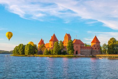 TRAKAI / LITHUANIA: 09 / 07 / 2019: Trakai Tarihi Parkının Renkli Manzarası, UNESCO dünya mirası sahası, güzel bir yaz gününde. Trakai Adası Kalesi, Galve Gölü 'nün berrak sularına yansıyor..