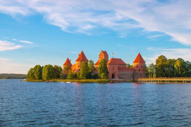 TRAKAI / LITHUANIA: 09 / 07 / 2019: Trakai Tarihi Parkının Renkli Manzarası, UNESCO dünya mirası sahası, güzel bir yaz gününde. Trakai Adası Kalesi, Galve Gölü 'nün berrak sularına yansıyor..