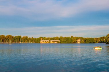 TRAKAI / LITHUANIA: 09 / 07 / 2019: Trakai Tarihi Parkının Renkli Manzarası, UNESCO dünya mirası sahası, güzel bir yaz gününde. Trakai Adası Kalesi, Galve Gölü 'nün berrak sularına yansıyor..