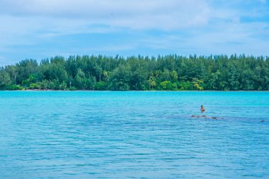 Moorea, Fransız Polinezyası: 09 / 03 / 2018: Moorea mavi okyanusu ve sarı kumu olan tropikal bir ada. Poeple zamanlarını yüzerek ve sahilde yürüyerek geçirir. Her zaman yaz..