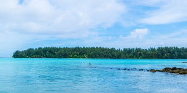 Moorea, Fransız Polinezyası: 09 / 03 / 2018: Moorea mavi okyanusu ve sarı kumu olan tropikal bir ada. Poeple zamanlarını yüzerek ve sahilde yürüyerek geçirir. Her zaman yaz..