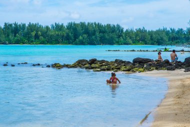 Moorea, Fransız Polinezyası: 09 / 03 / 2018: İnsanlar boş zamanlarını Fransız Polinezyası 'nın Moorea tropikal adasında mavi okyanusta yüzerek geçirdiler. Bir Cennet Adası.