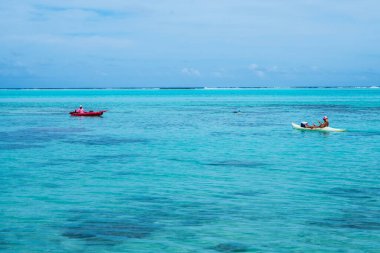 Moorea, Fransız Polinezyası: 09 / 03 / 2018: Tropikal Moorea adasındaki mavi okyanusta aynı gemiler