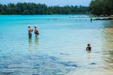 Moorea, Fransız Polinezyası: 09 / 03 / 2018: İnsanlar boş zamanlarını Fransız Polinezyası 'nın Moorea tropikal adasında mavi okyanusta yüzerek geçirdiler. Bir Cennet Adası.