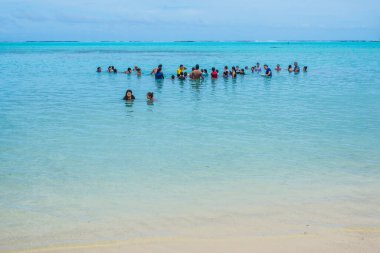 Moorea, Fransız Polinezyası: 09 / 03 / 2018: İnsanlar boş zamanlarını Fransız Polinezyası 'nın Moorea tropikal adasında mavi okyanusta yüzerek geçirdiler. Bir Cennet Adası.