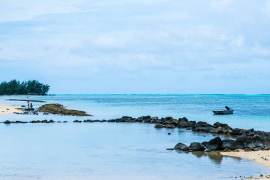 Moreea, Fransız Polinezyası: 09 / 03 / 2018: Mavi okyanus, taşlar ve yeşil ağaçlarla Moorea adasının tropikal deniz manzarası.
