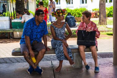 Moorea, Fransız Polinezyası: 09 / 03 / 2018: Yerel halk dinlenme zamanlarında oturup konuşuyorlar, çiçekleri giydirip inci ve balıkçılıkla çalışıyorlar. Tropik ada