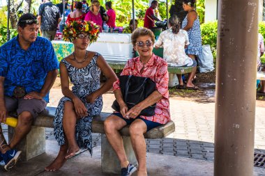 Moorea, Fransız Polinezyası: 09 / 03 / 2018: Yerel halk dinlenme zamanlarında oturup konuşuyorlar, çiçekleri giydirip inci ve balıkçılıkla çalışıyorlar. Tropik ada