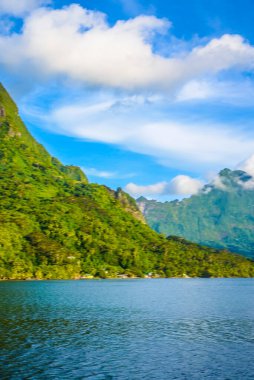 Moorea, Fransız Polinezyası: 09 / 03 / 2018: Moorea, Fransız Polinezyası 'ndaki yeşil dağların güzel manzarası