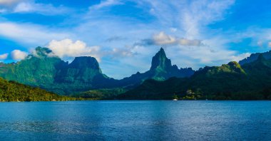 Moorea, Fransız Polinezyası: 09 / 03 / 2018: Moorea, Fransız Polinezyası 'ndaki yeşil dağların güzel manzarası